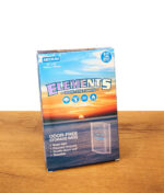 Blau-orange Box der Elements Medium Odor-Free Storage Bags im 12er-Pack auf Holztisch.