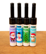 Clipper Stabfeuerzeug Winter Pixel 4er-Set mit Motiven Weihnachtsmann, Schneemann, Baum und Rentier auf Holz.