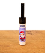 Clipper Stabfeuerzeug Winter Pixel Motiv HoHoHo mit lila Pixel-Weihnachtsmann stehend auf Holzoberfläche.