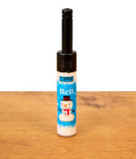 Clipper Stabfeuerzeug Winter Pixel Motiv Melt mit blauem Pixel-Schneemann stehend auf Holzoberfläche.