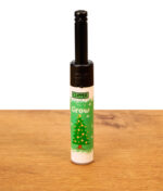 Clipper Stabfeuerzeug Winter Pixel Motiv Grow mit grünem Pixel-Tannenbaum stehend auf Holzoberfläche.