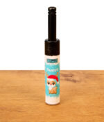 Clipper Stabfeuerzeug Winter Pixel Motiv Sweet mit hellblauem Pixel-Rentier stehend auf Holzoberfläche.