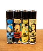 Wiederbefüllbares Clipper Feuerzeug Art Gallery 4er-Set mit Kunstmotiv-Parodien auf Holzoberfläche.