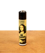 Clipper Feuerzeug Art Gallery OG Classic mit Mona-Lisa-Motivparodie auf Holzoberfläche.