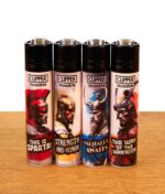 Wiederbefüllbares Clipper Feuerzeug 4er-Set FFX Warriors mit Krieger-Motiven auf Holzoberfläche.