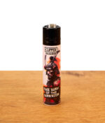 Nachfüllbares Clipper Feuerzeug FFX Warriors The Way of the Warrior mit Samurai-Motiv auf Holzoberfläche.