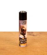 Nachfüllbares Clipper Feuerzeug FFX Warriors Strength and Honor mit Ritter-Motiv auf Holzoberfläche.