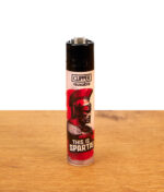 Nachfüllbares Clipper Feuerzeug FFX Warriors This Is Sparta mit Spartaner-Motiv auf Holzoberfläche.