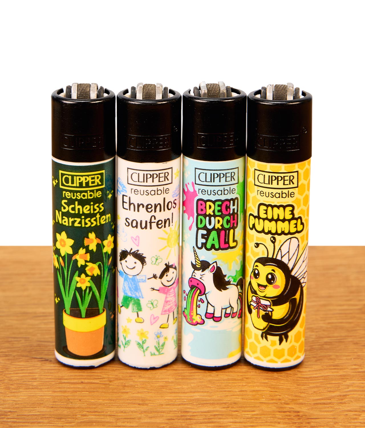clipper-sprueche-4-4er-serie-jpg Wiederbefüllbares Clipper Feuerzeug Sprüche #4 4er-Set mit humorvollen Motiven stehend auf Holzoberfläche.