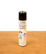 Nachfüllbares Clipper Feuerzeug Sprüche #4 Ehrenlos saufen! mit Kinderzeichnung-Motiv auf Holzoberfläche.