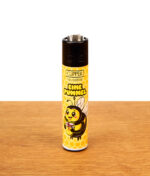 Nachfüllbares Clipper Feuerzeug Sprüche #4 Eine Pummel mit Bienen-Motiv auf Waben-Muster und Holzuntergrund.