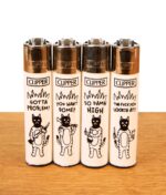 Clipper Feuerzeug FFX Trouble Catz 4er-Set mit humorvollen Katzen-Motiven und nachfüllbarem Metallkopf auf Holz.