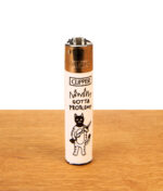 Wiederbefüllbares Clipper Feuerzeug FFX Trouble Catz mit Katzen-Illustration „Gotta Problem?“ auf Holzuntergrund.