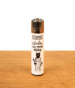Wiederbefüllbares Clipper Feuerzeug FFX Trouble Catz mit Bong-Katzen-Motiv „So Damn High“ auf Holzuntergrund.