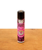 Nachfüllbares Clipper Feuerzeug Catz #4 mit pink-schwarzem We're All Mad Here Grinsekatze-Motiv auf Holz.