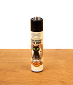 Wiederbefüllbares Clipper Gasfeuerzeug Catz #4 mit Think Outside The Box Katzenmotiv auf Holztisch.