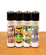 Nachfüllbares Clipper Feuerzeug Trash Gang 4er-Set mit bunten Waschbär-Motiven stehend auf Holz.