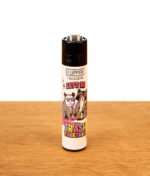Nachfüllbares Clipper Feuerzeug Let's Be Trash Together mit Opossum-Motiv stehend auf Holz.