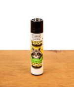 Wiederbefüllbares Clipper Feuerzeug Trash Panda mit Waschbär im Mülleimer stehend auf Holz.