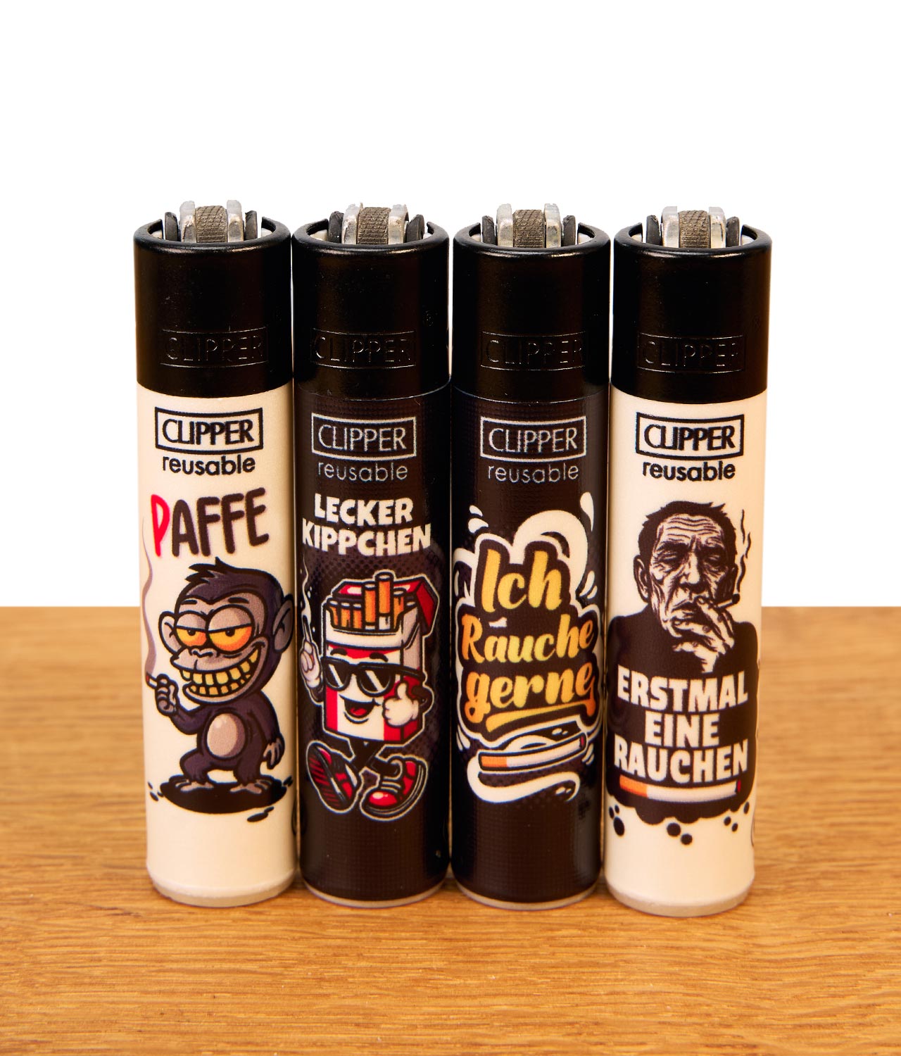 clipper-ffx-rauchen-4er-serie-jpg Nachfüllbare Clipper Feuerzeuge FFX Rauchen im 4er-Set mit humorvollen Motiven stehend auf Holzoberfläche.