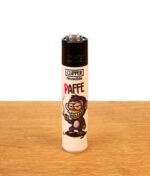 Nachfüllbares Clipper Feuerzeug FFX Rauchen Paffe mit rauchendem Affen-Motiv stehend auf Holzoberfläche.