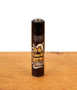 Nachfüllbares Clipper Gasfeuerzeug FFX Rauchen Ich Rauche gerne mit schwarzem Schrift-Motiv auf Holzuntergrund.