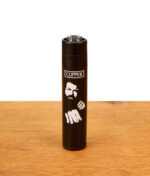 Wiederbefüllbares Clipper Feuerzeug FFX Action Heroes Bud Spencer mit weißem Print auf Holzgrund.