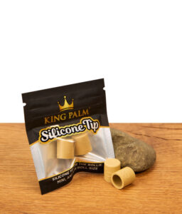 King Palm Silicone Caps Verpackung mit zwei beigen Silikon-Kappen auf Holzoberfläche.