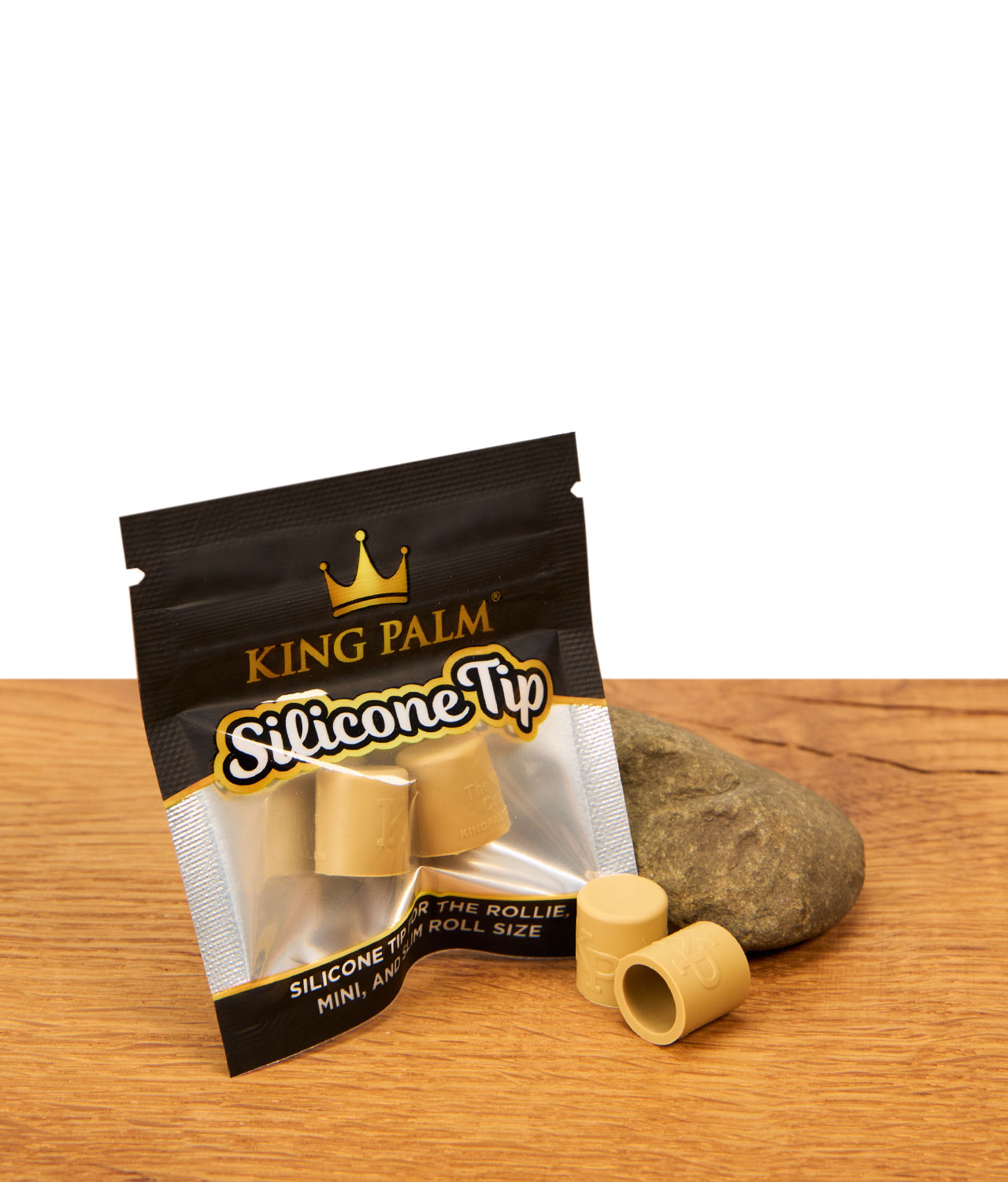 king-palm-silicone-tip-jpg King Palm Silicone Caps Verpackung mit zwei beigen Silikon-Kappen auf Holzoberfläche.