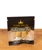 Stehende Verpackung der wiederverwendbaren King Palm Silicone Caps auf einer Holzoberfläche.