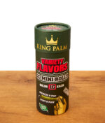 Geschlossene Dose der King Palm Variety Flavors 20 Mini Rolls aus Karton auf Holzoberfläche.