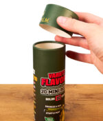 Hand öffnet den Deckel der grünen King Palm Variety Flavors 20 Mini Rolls Verpackung auf Holz.