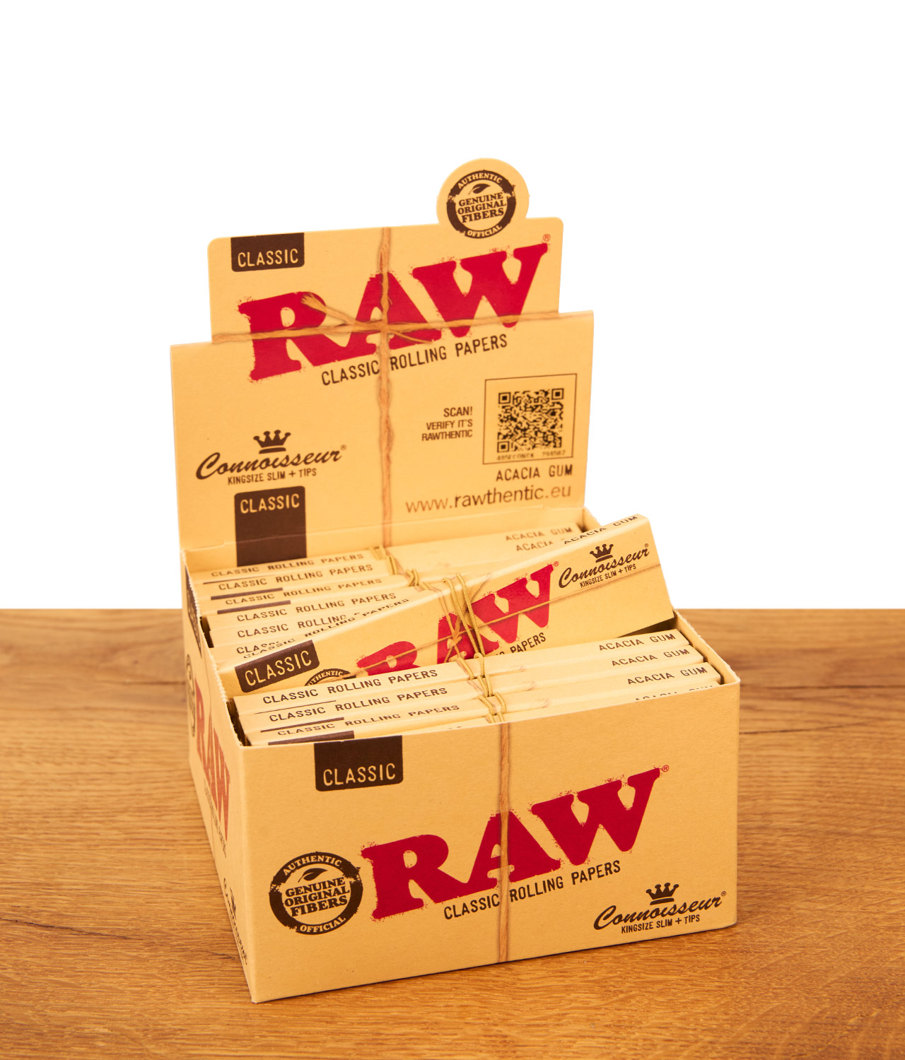 raw-connoisseur-papers-king-size-slim-mit-tips-24er-pack-1-jpg Geöffnete Displaybox mit RAW Connoisseur King Size Slim Papers und ungebleichten Tips auf Holz.