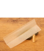 Ungebleichtes RAW Connoisseur King Size Slim Papierblatt mit gerolltem Filtertip auf Holz.
