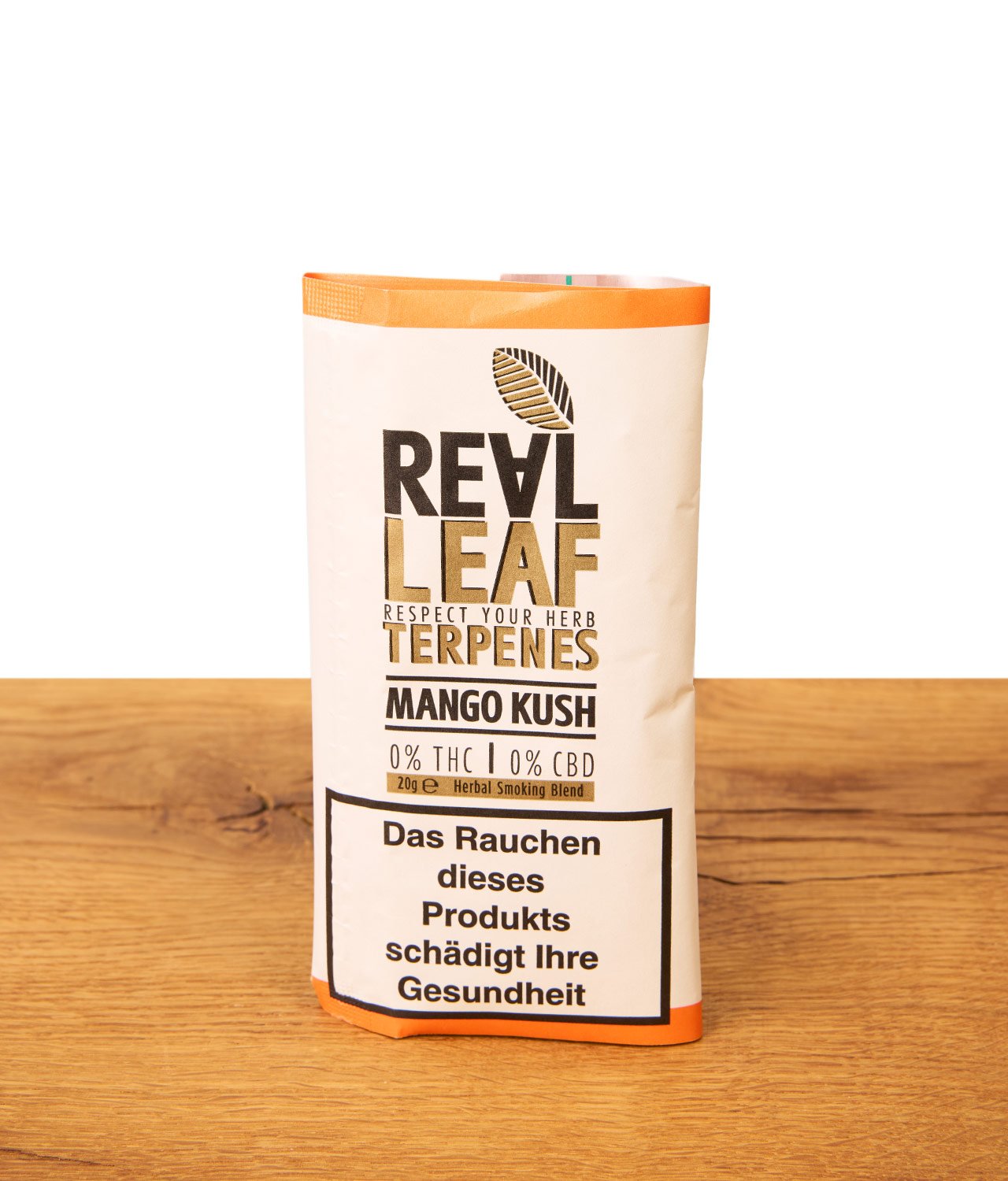 real-leaf-mango-kush-jpg Real Leaf Mango Kush Terpenes nikotinfreier Tabakersatz im 20g Pouch auf einem Holztisch.