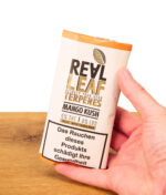 Real Leaf Mango Kush Terpenes Kräutermischung im 20g Pouch in der Hand gehalten.