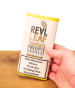 Real Leaf Pineapple Express Terpenes Tabakersatz im 20g Beutel in der Hand gehalten.