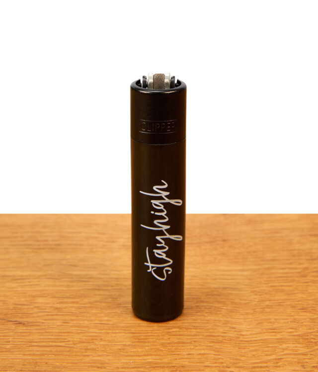 Clipper Feuerzeug in schwarz mit stayhigh Logo
